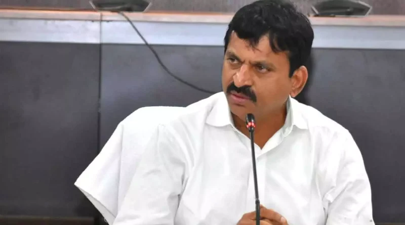 Telangana Revenue Minister Ponguleti Srinivas Reddy addressing public representatives during Praja Palana Pragathi Pranalika training program at Bhakta Ramadasu Kalakshetram in Khammam.