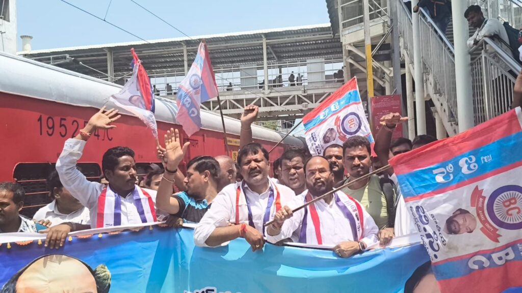 BC leaders leave for Chalo Delhi movement from Telangana