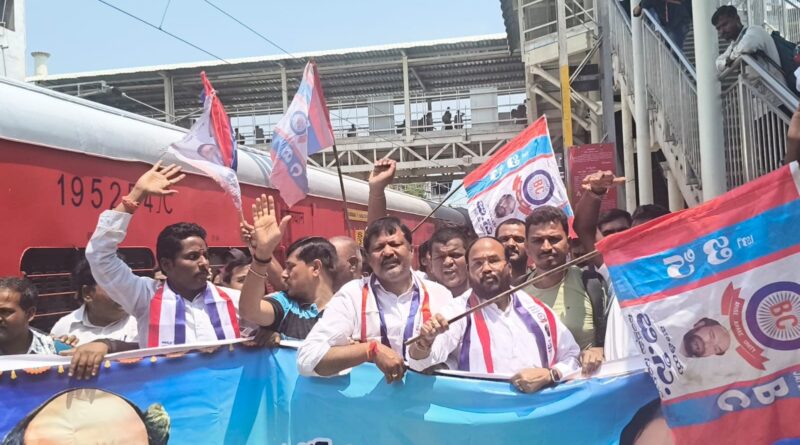 BC leaders leave for Chalo Delhi movement from Telangana