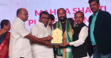Gujja Sathyam receiving Vyapar Pratibha Puraskaram 2026 at Padmashali Vyapar Textile & Lifestyle Expo in Hyderabad