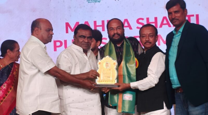 Gujja Sathyam receiving Vyapar Pratibha Puraskaram 2026 at Padmashali Vyapar Textile & Lifestyle Expo in Hyderabad