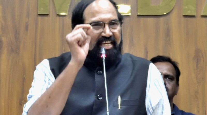 Minister Uttam Kumar Reddy speaking to media about commercial LPG cylinder shortage in Telangana