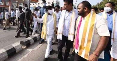 BRS leaders including KTR and Harish Rao protest at Gun Park Hyderabad demanding implementation of Congress six guarantees in Telangana