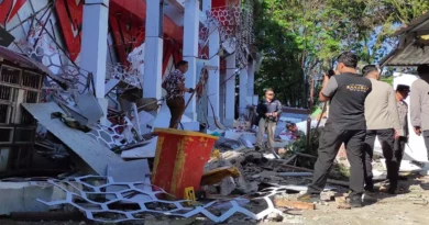 Indonesia earthquake 7.4 triggers tsunami alert