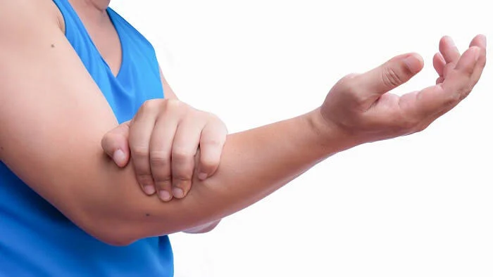 Sarcopenia symptoms and muscle weakness in older adults